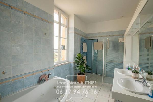 Maison  atypique de 228 m2 4 chambres jardin piscine proche commerces