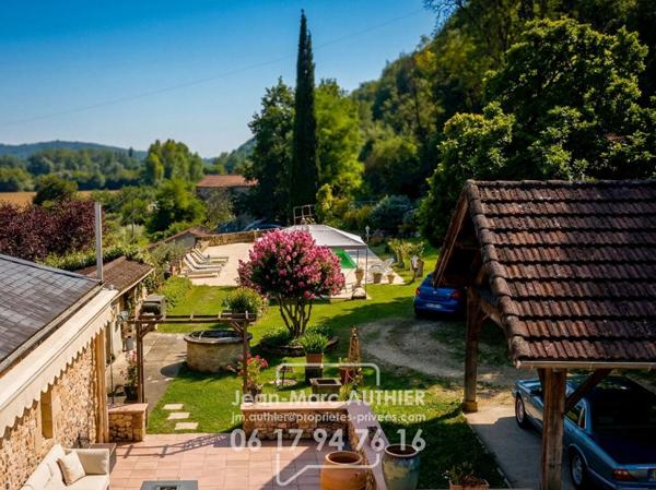 Maison  atypique de 228 m2 4 chambres jardin piscine proche commerces