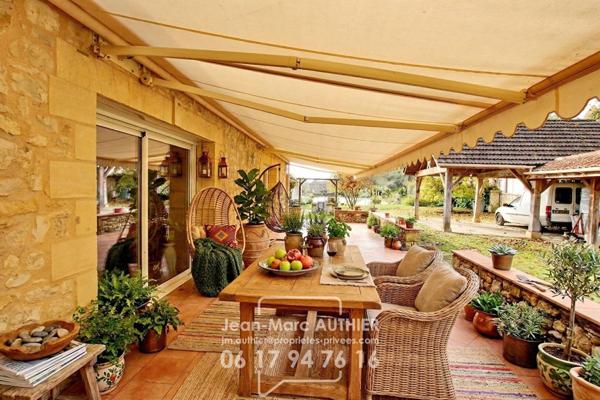 Maison  atypique de 228 m2 4 chambres jardin piscine proche commerces