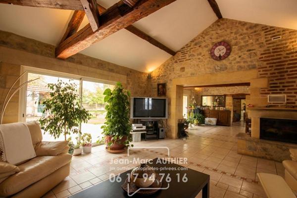 Maison  atypique de 228 m2 4 chambres jardin piscine proche commerces
