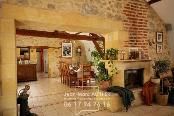 Maison  atypique de 228 m2 4 chambres jardin piscine proche commerces