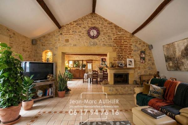 Maison  atypique de 228 m2 4 chambres jardin piscine proche commerces