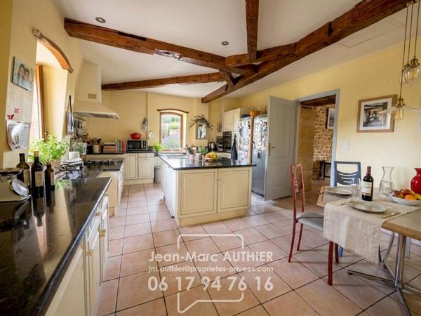 Maison  atypique de 228 m2 4 chambres jardin piscine proche commerces
