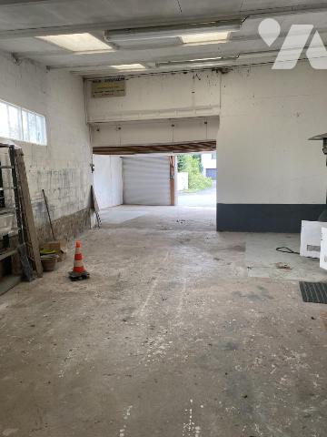 Proche bourg, GRAND GARAGE environ 103 m²