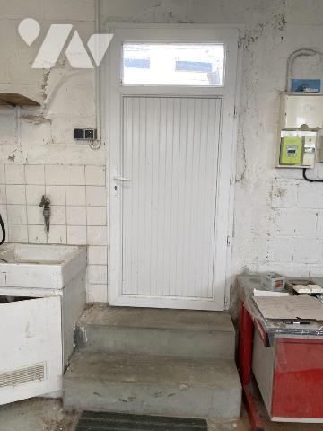 Proche bourg, GRAND GARAGE environ 103 m²