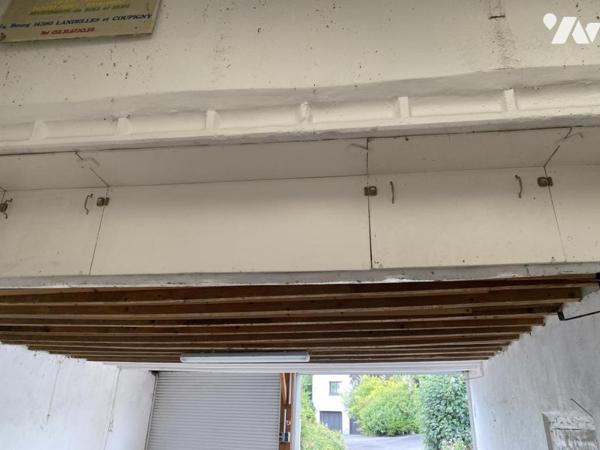 Proche bourg, GRAND GARAGE environ 103 m²