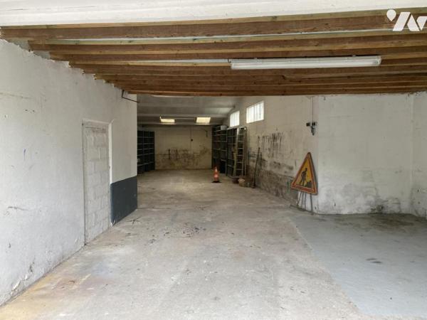 Proche bourg, GRAND GARAGE environ 103 m²
