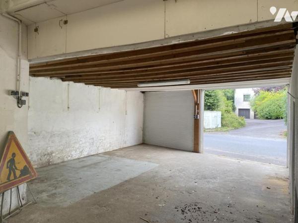 Proche bourg, GRAND GARAGE environ 103 m²