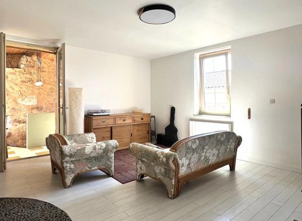 Maison de ville rénovée avec patio et 3 chambres à vendre à Mouleydier