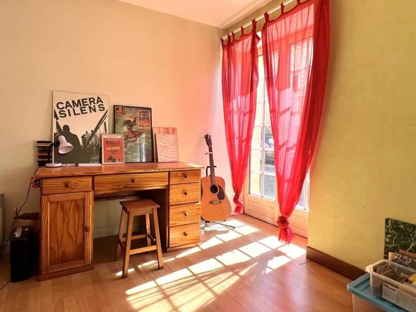 Maison de ville rénovée avec patio et 3 chambres à vendre à Mouleydier