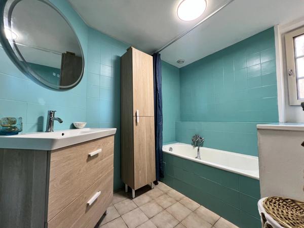 Maison de ville rénovée avec patio et 3 chambres à vendre à Mouleydier