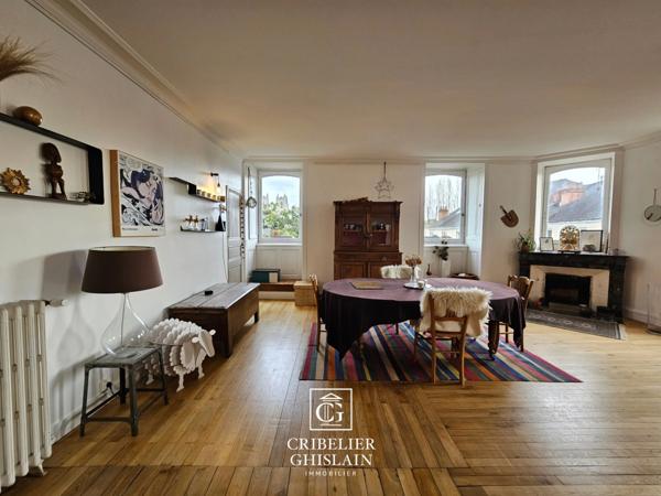 Appartement au charme unique 190 M2 / 5 chambres + cave privative.