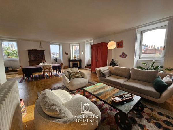 Appartement au charme unique 190 M2 / 5 chambres + cave privative.