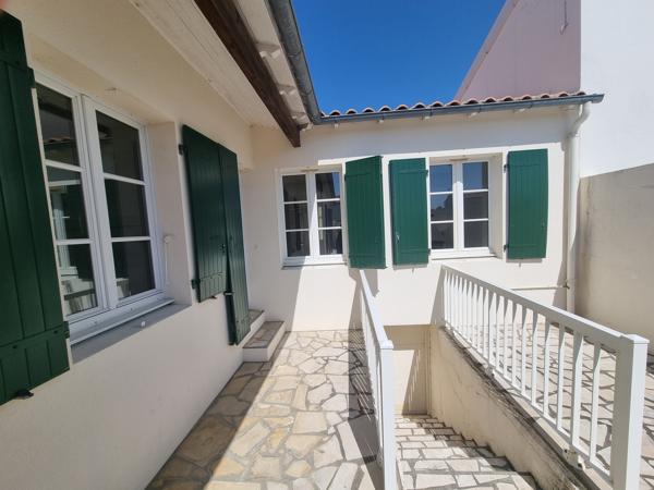 PLAIN PIED 72 m2 - 2 CHAMBRES TERRASSE ET STATIONNEMENT proche plage et commerces