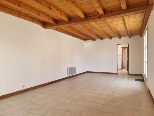 PLAIN PIED 72 m2 - 2 CHAMBRES TERRASSE ET STATIONNEMENT proche plage et commerces