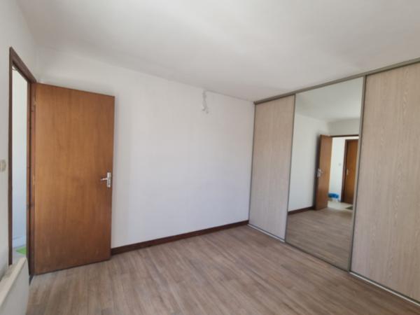 PLAIN PIED 72 m2 - 2 CHAMBRES TERRASSE ET STATIONNEMENT proche plage et commerces