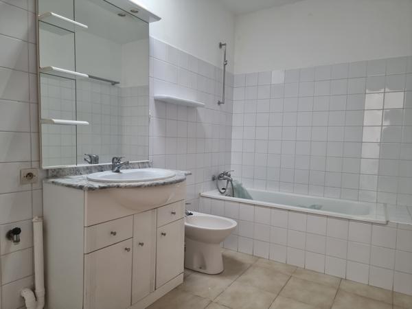 PLAIN PIED 72 m2 - 2 CHAMBRES TERRASSE ET STATIONNEMENT proche plage et commerces