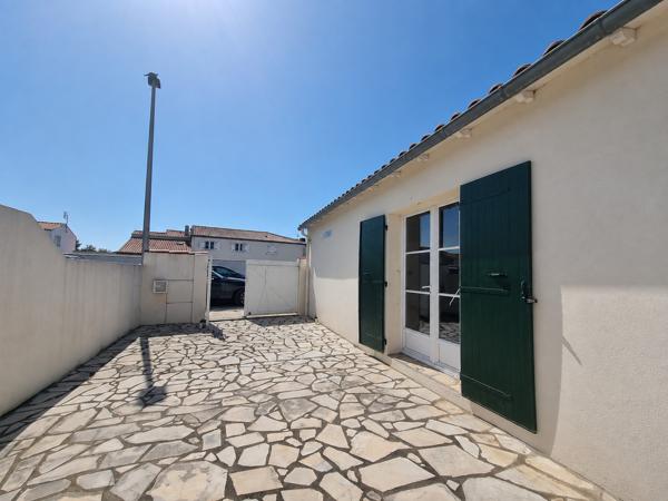 PLAIN PIED 72 m2 - 2 CHAMBRES TERRASSE ET STATIONNEMENT proche plage et commerces