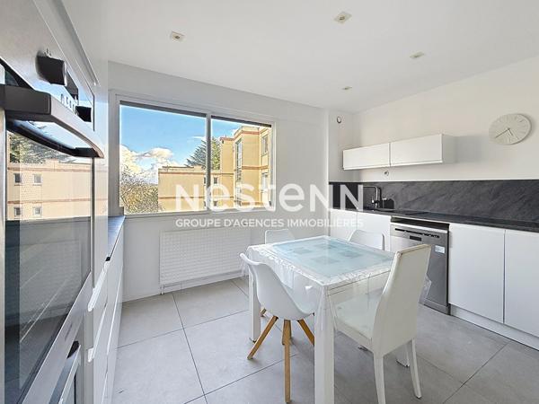 Grand Appartement Bron Type 5 pièces avec 3 chambres Balcon, Cave et Parking - 69500 BRON