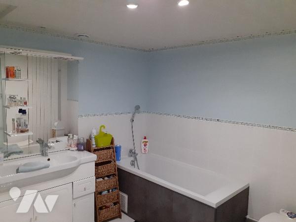 Maison comprenant 4 chambres, 2 salles d'eau, un jardin et dépendance