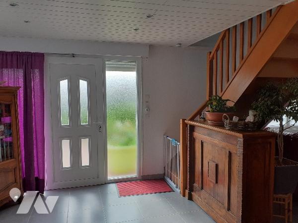 Maison comprenant 4 chambres, 2 salles d'eau, un jardin et dépendance