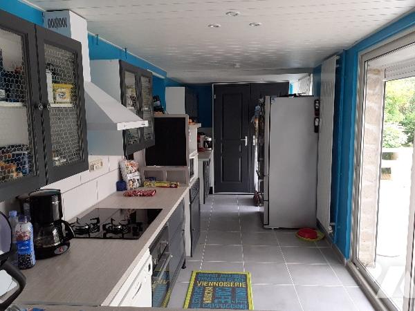 Maison comprenant 4 chambres, 2 salles d'eau, un jardin et dépendance