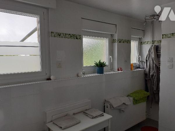 Maison comprenant 4 chambres, 2 salles d'eau, un jardin et dépendance