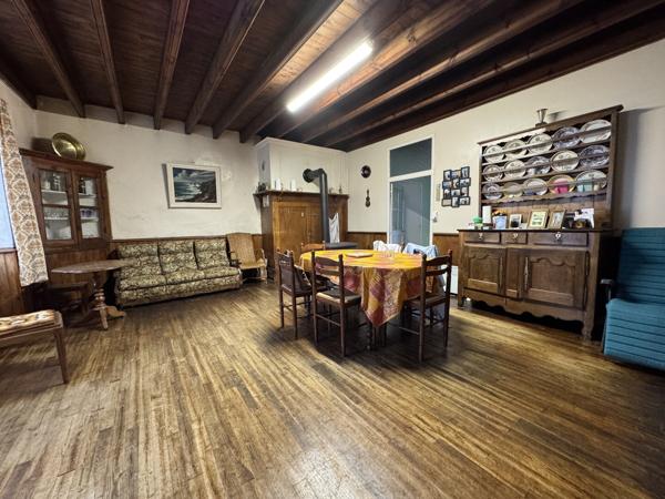 Maison d'environ 240 m² utiles centre bourg de Férel