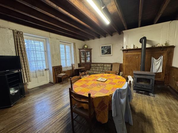 Maison d'environ 240 m² utiles centre bourg de Férel