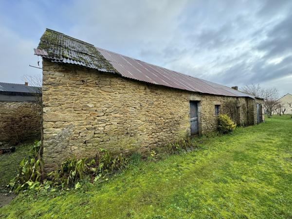 Maison d'environ 240 m² utiles centre bourg de Férel