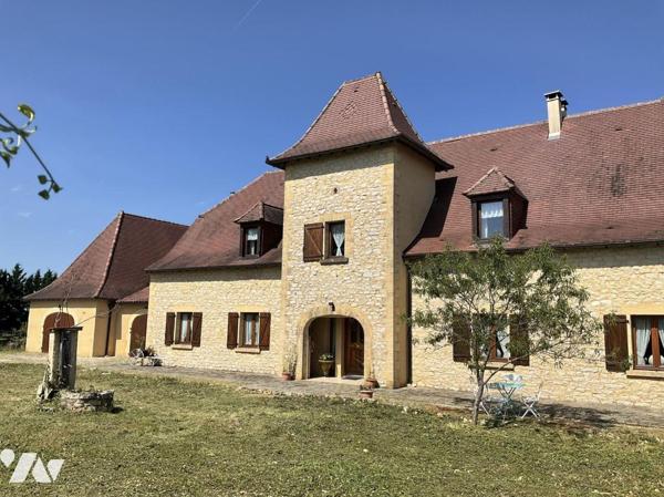 A VENDRE: Sur les hauteurs de GOURDON (Lot - 46) grande maison avec pigeonnier, en campagne, su...