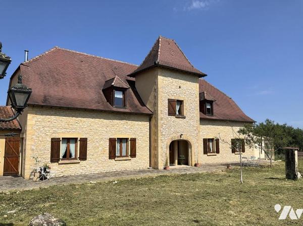 A VENDRE: Sur les hauteurs de GOURDON (Lot - 46) grande maison avec pigeonnier, en campagne, su...