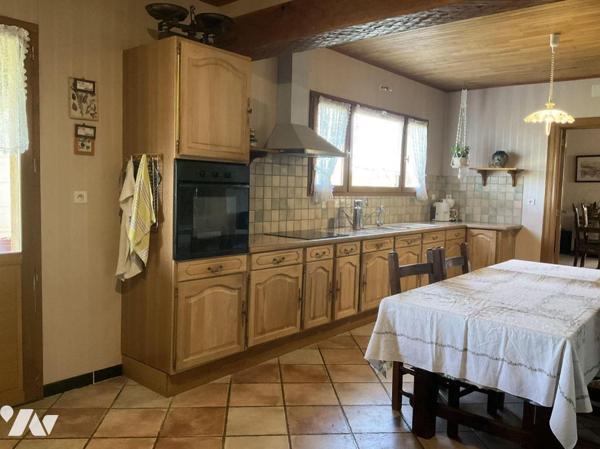 A VENDRE: Sur les hauteurs de GOURDON (Lot - 46) grande maison avec pigeonnier, en campagne, su...