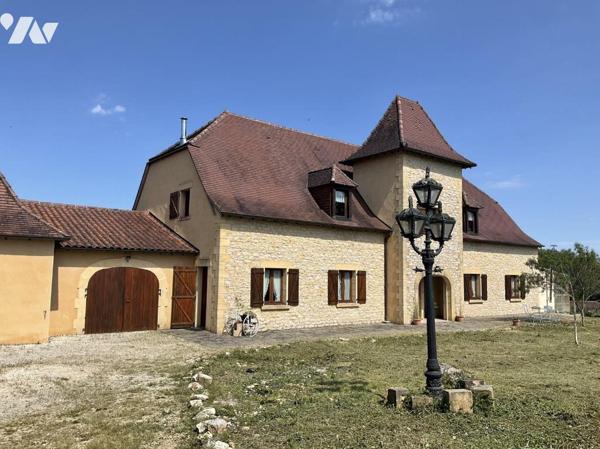 A VENDRE: Sur les hauteurs de GOURDON (Lot - 46) grande maison avec pigeonnier, en campagne, su...