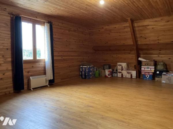 A VENDRE: Sur les hauteurs de GOURDON (Lot - 46) grande maison avec pigeonnier, en campagne, su...