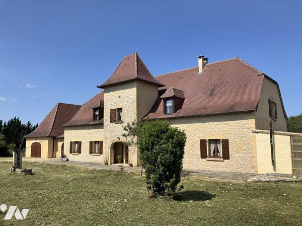A VENDRE: Sur les hauteurs de GOURDON (Lot - 46) grande maison avec pigeonnier, en campagne, su...