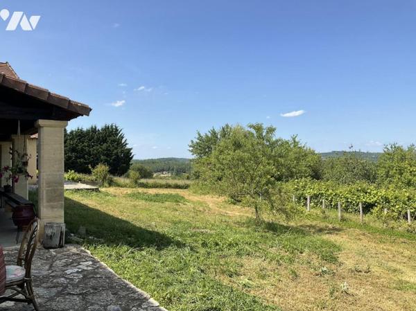 A VENDRE: Sur les hauteurs de GOURDON (Lot - 46) grande maison avec pigeonnier, en campagne, su...