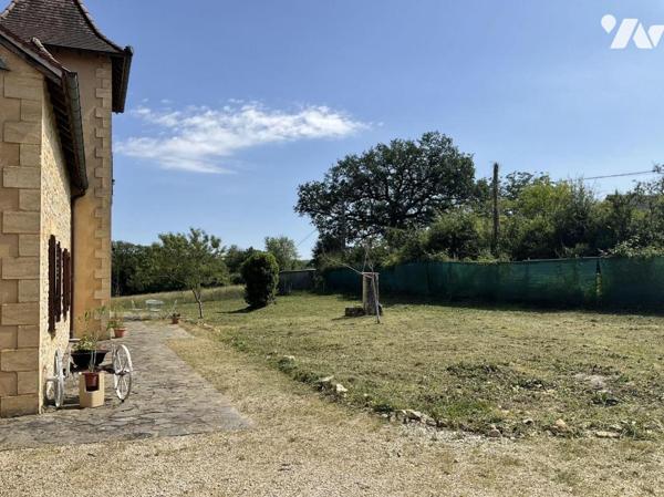 A VENDRE: Sur les hauteurs de GOURDON (Lot - 46) grande maison avec pigeonnier, en campagne, su...