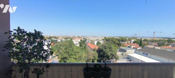 A MONTPELLIER, Quartier Figuerolles, Appartement 58 m², trois pièces avec balcon, dernier étage.