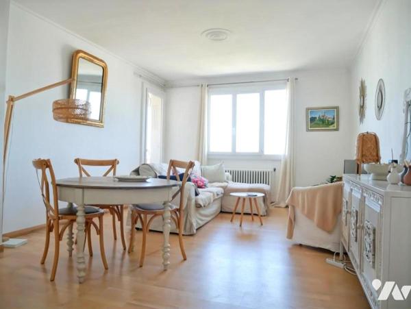 A MONTPELLIER, Quartier Figuerolles, Appartement 58 m², trois pièces avec balcon, dernier étage.