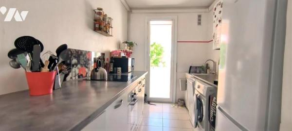 A MONTPELLIER, Quartier Figuerolles, Appartement 58 m², trois pièces avec balcon, dernier étage.