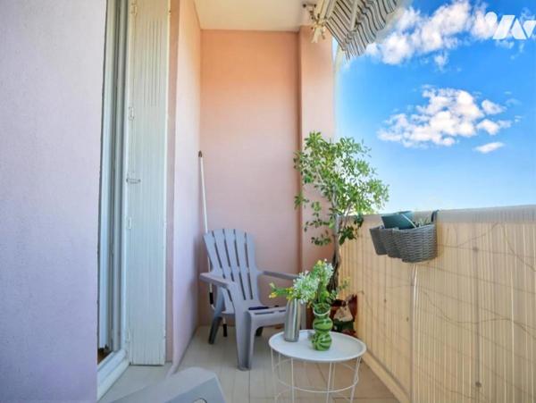 A MONTPELLIER, Quartier Figuerolles, Appartement 58 m², trois pièces avec balcon, dernier étage.