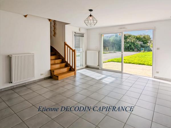A VENDRE - MAISON CONTEMPORAINE F4 - 85 M² HABITABLES - BEAU TERRAIN 488 M² - DPE C - CENTRE-BOURG - GARAGE