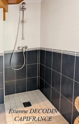 A VENDRE - MAISON CONTEMPORAINE F4 - 85 M² HABITABLES - BEAU TERRAIN 488 M² - DPE C - CENTRE-BOURG - GARAGE