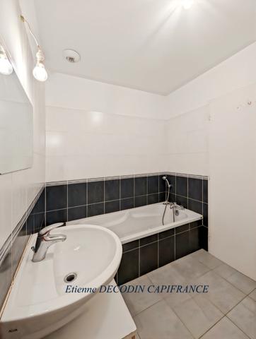 A VENDRE - MAISON CONTEMPORAINE F4 - 85 M² HABITABLES - BEAU TERRAIN 488 M² - DPE C - CENTRE-BOURG - GARAGE