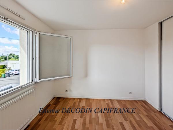 A VENDRE - MAISON CONTEMPORAINE F4 - 85 M² HABITABLES - BEAU TERRAIN 488 M² - DPE C - CENTRE-BOURG - GARAGE