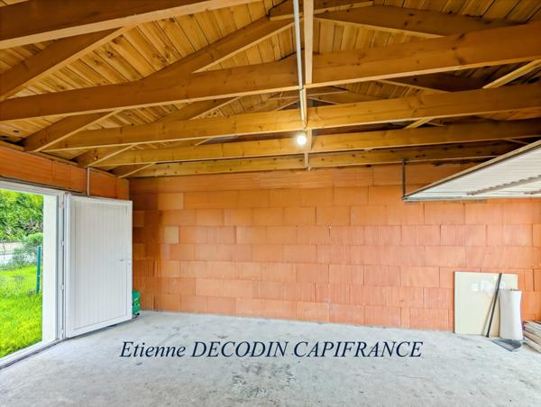 A VENDRE - MAISON CONTEMPORAINE F4 - 85 M² HABITABLES - BEAU TERRAIN 488 M² - DPE C - CENTRE-BOURG - GARAGE