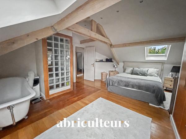 Maison individuelle atypique avec jardin et studio indépendant Garches