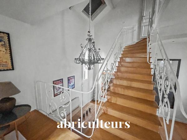 Maison individuelle atypique avec jardin et studio indépendant Garches