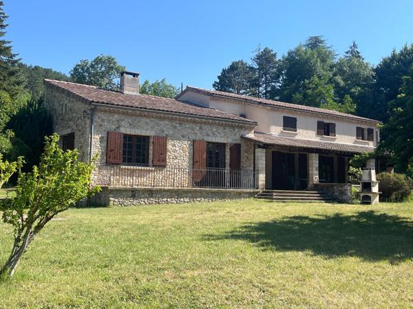À seulement 1,5 km du centre de Dieulefit, découvrez cette spacieuse maison familiale avec grand terrain et fort potentiel d'aménagement